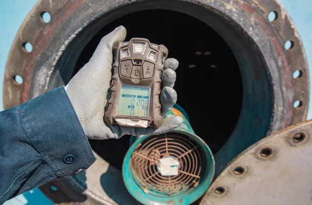Portable detection device measuring H2S concentration levels.