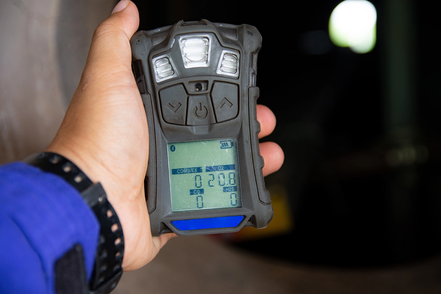 Person holding portable detection device that measures H2S concentration levels.